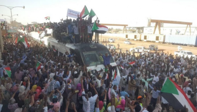 وصول قطار يحمل محتجين قادمين من عطبرة السودانية
