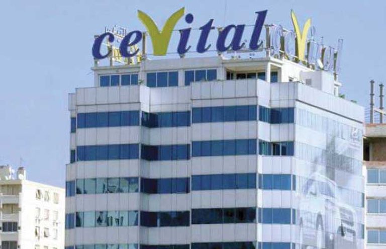 الرئيس الفرنسي ورجل الأعمال الجزائري يسعد ربراب - أرشيفية