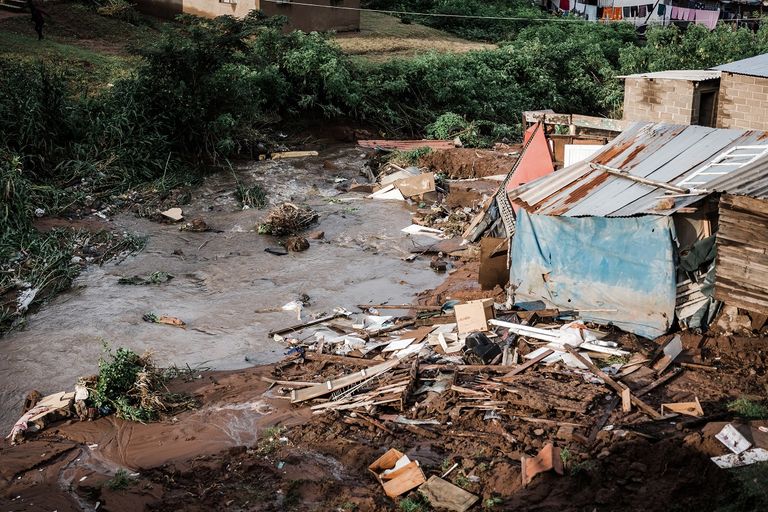 أبنية عدة جرفت وغرقت طرق بالمياه بسبب الفيضانات القوية