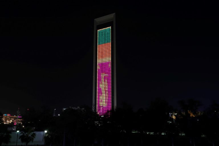 معالم أبوظبي تكتسي بعلم سريلانكا تضامنا مع ضحايا الإرهاب