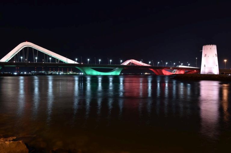 معالم أبوظبي تكتسي بعلم سريلانكا تضامنا مع ضحايا الإرهاب