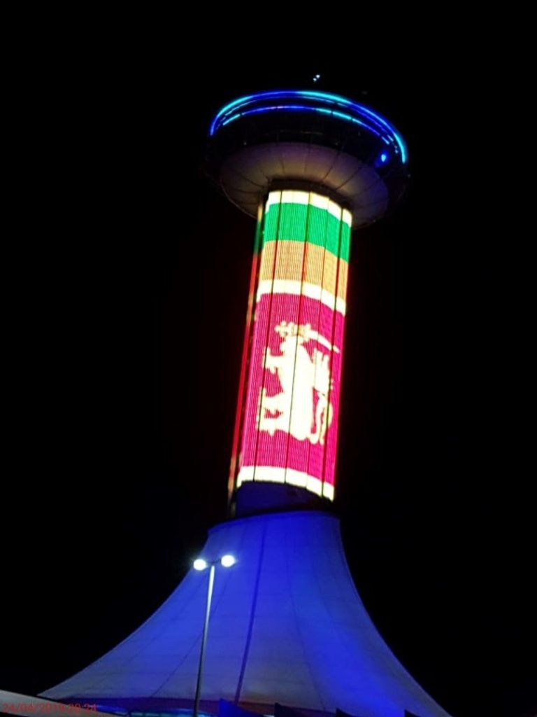 معالم أبوظبي تكتسي بعلم سريلانكا تضامنا مع ضحايا الإرهاب