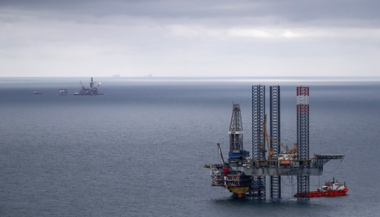 منصات نفطية في بحر قزوين- رويترز