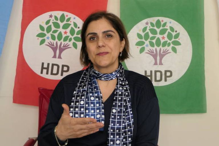 بَلْغين دِكَن رئيسة بلدية "يني شهر" مبنى بلدية "يني شهر"