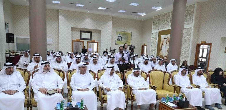 محمد مطر الكعبي خلال استعراض أنشطة البرنامج.