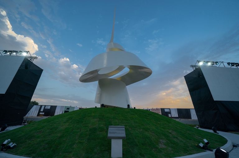 حاكم الشارقة خلال النصب التذكاري.