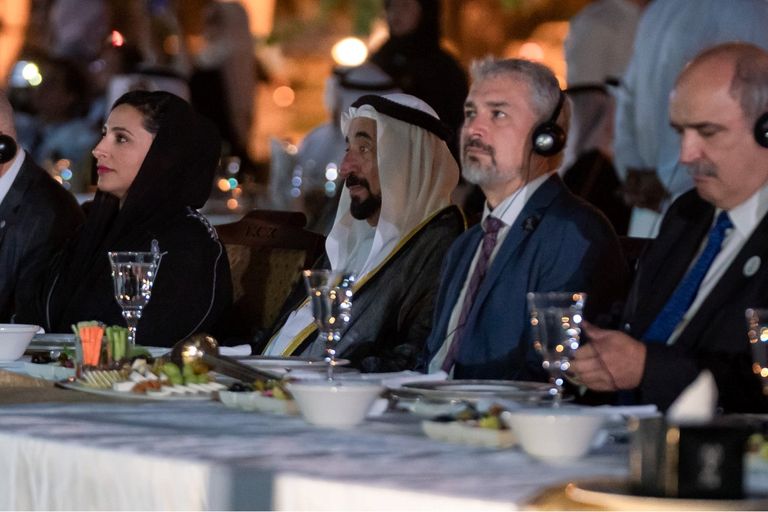 حاكم الشارقة خلال النصب التذكاري.