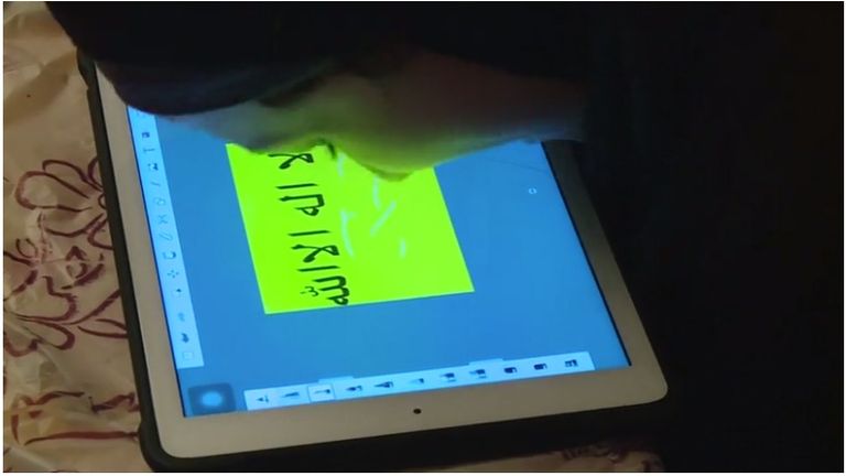 الطالبة السعودية لجين الثقفي وهي ترسم.