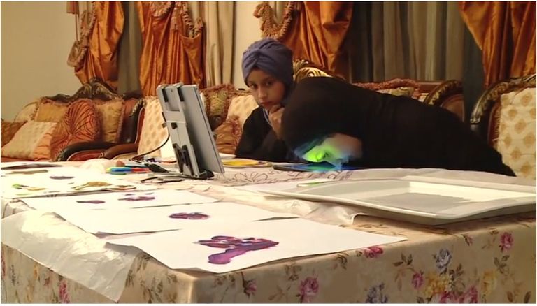 الطالبة السعودية لجين الثقفي وهي ترسم.