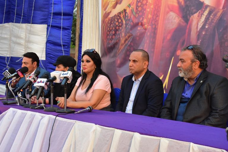 نجوم المسلسل خلال الاحتفال.