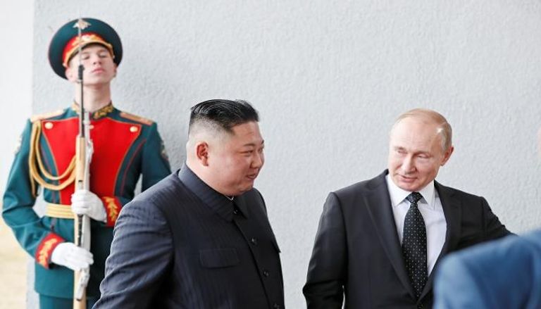 الرئيس الروسي فلاديمير بوتين خلال استقباله زعيم كوريا الشمالية - رويترز