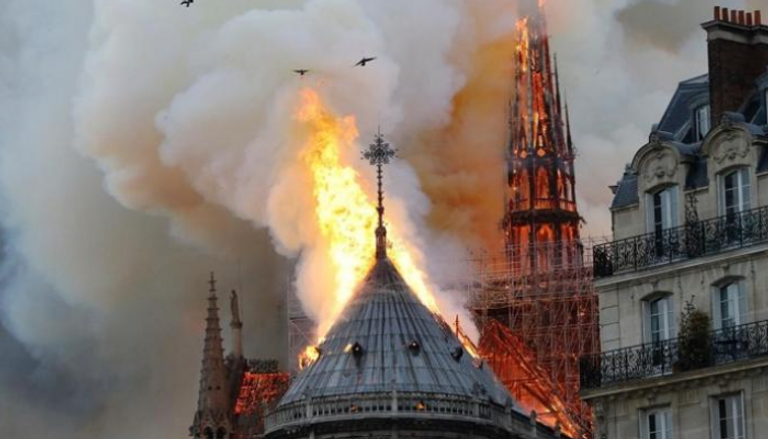 حريق هائل داخل برج كاتدرائية نوتردام
