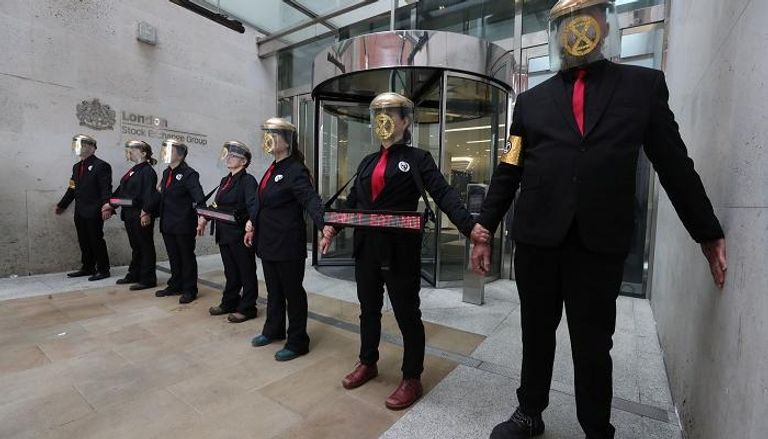 محتجون على تغير المناخ يصيبون بورصة لندن بالشلل