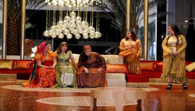 زوار "المغرب في أبوظبي" يستمتعون بالمسرحية