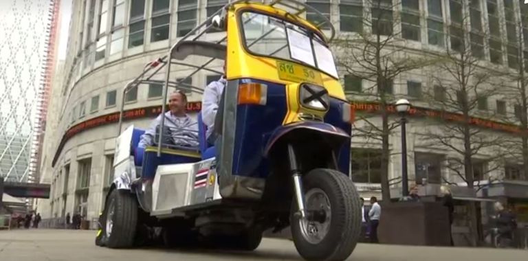 بريطاني يأمل في أن تصبح عربة "توك توك" يملكها الأسرع في العالم