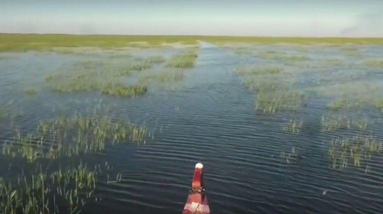 أمطار غزيرة تغيّر حياة الناس في الأهوار.