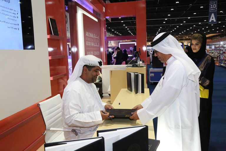 جانب من حفل توقيع كتاب "زايد .. أوسمة وجوائز" في معرض أبوظبي للكتاب