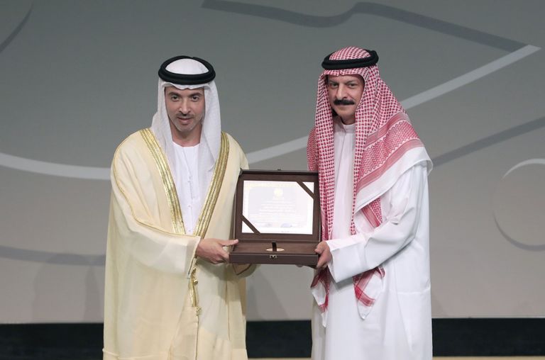 جانب من تكريم الفائزين بجائزة الشيخ زايد للكتاب