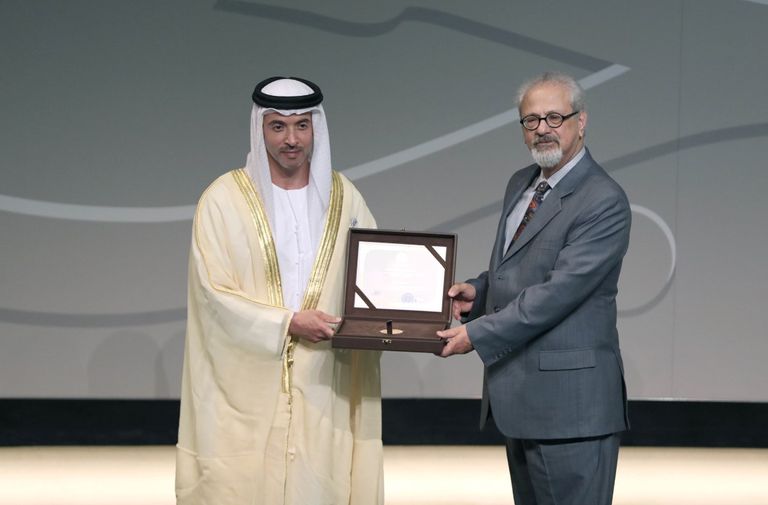 جانب من تكريم الفائزين بجائزة الشيخ زايد للكتاب