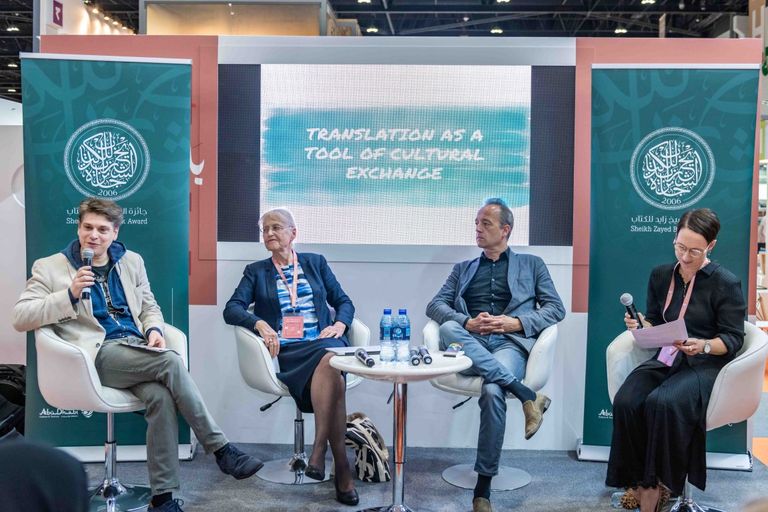 جانب من إحدى ندوتي جائزة الشيخ زايد للكتاب