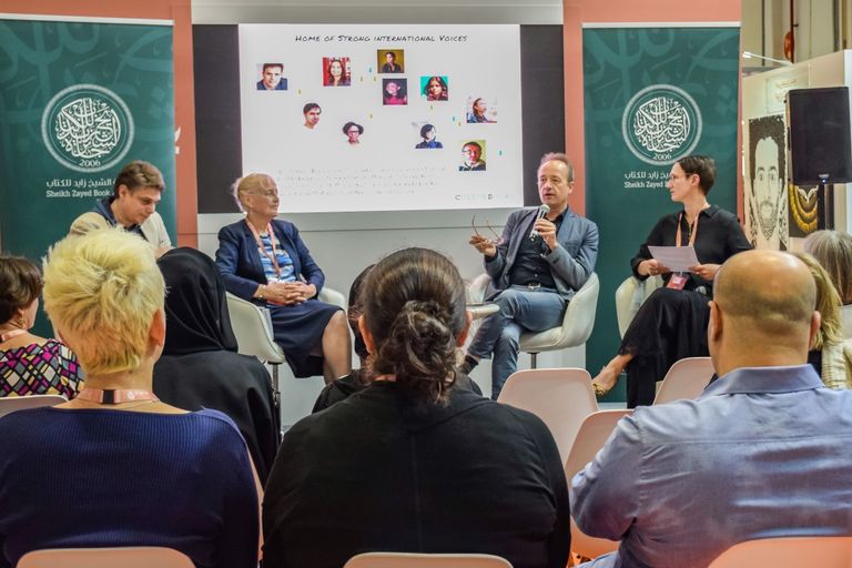 جانب من إحدى ندوتي جائزة الشيخ زايد للكتاب