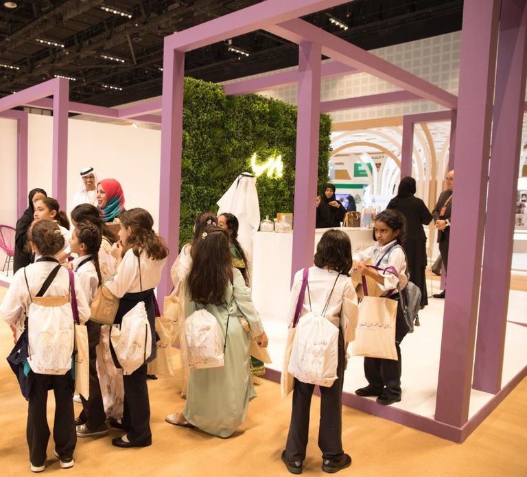 إقبال كبير على جناح "الأمومة والطفولة" الإماراتي بمعرض أبوظبي للكتاب
