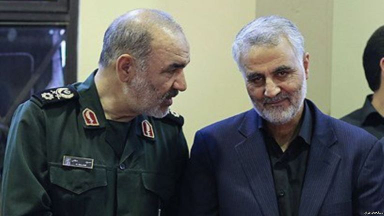 حسين سلامي إلى يسار محمد علي جعفري القائد السابق للمليشيا - أرشيفية