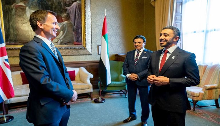 الشيخ عبدالله بن زايد آل نهيان خلال لقائه وزير خارجية بريطانيا