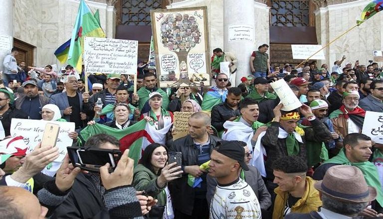 الجزائريون يواصلون التظاهر للأسبوع العاشر