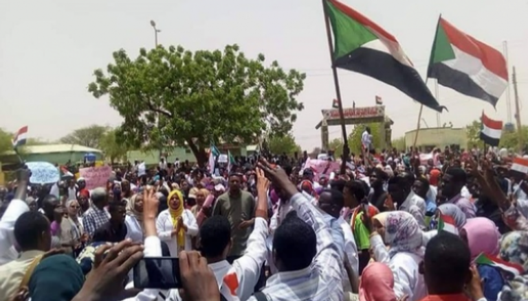 اعتصام السودانيين أمام مقر قيادة الجيش  جانب من اعتصام السودانيين أمام مقر القيادة العامة للجيش