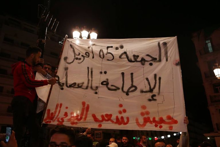 مظاهرات في الجزائر مطالبة بمحاسبة الفاسدين - أرشيفية قضايا الفساد تطغى على أحداث أسبوع الجزائر
