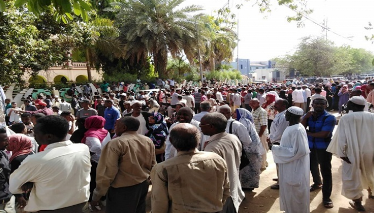عشرات الالاف تجمعوا أمام مقر القيادة العسكرية للجيش السوداني