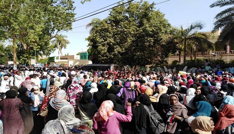 عشرات الالاف تجمعوا أمام مقر القيادة العسكرية للجيش السوداني