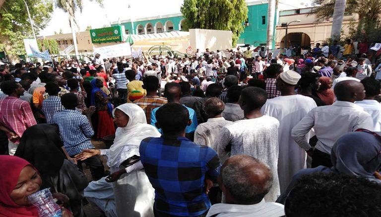 عشرات الالاف تجمعوا أمام مقر القيادة العسكرية للجيش السوداني