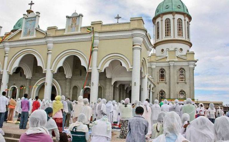 الصورة لأتباع الكنيسة يؤدون الصلوات