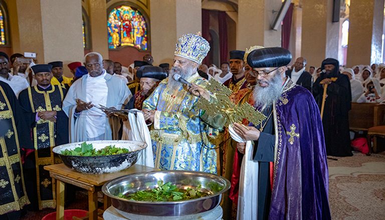 الصورة لأتباع الكنيسة يؤدون الصلوات