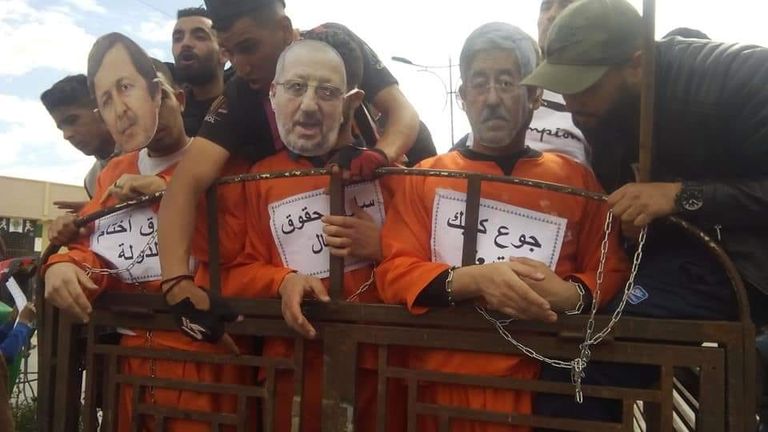 جزائريون يطالبون برحيل أحزاب الموالاة التحالف الرئاسي السابق الذي دعم ترشح بوتفليقة لولاية خامسة