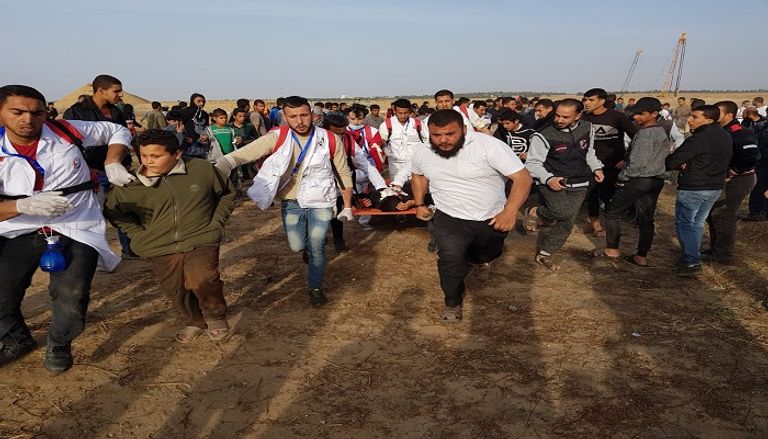 نقل أحد المصابين في مسرة الجمعة الـ 56 لكسر الحصار عن غزة 