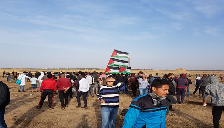 نقل أحد المصابين في الجمعة الـ56 لمسيرة العودة شرق غزة