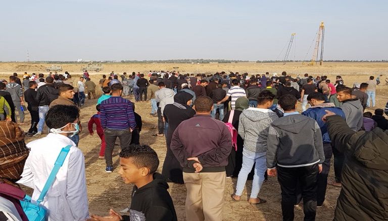 نقل أحد المصابين في الجمعة الـ56 لمسيرة العودة شرق غزة