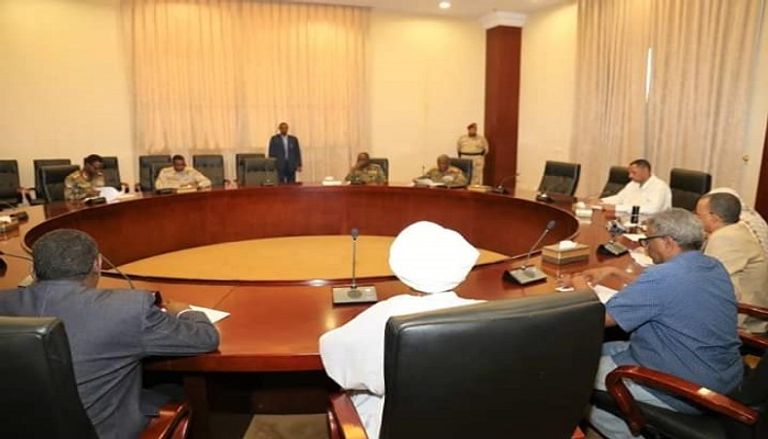 جانب من اجتماع قوى إعلان الحرية والتغيير مع المجلس العسكري الانتقالي في السودان
