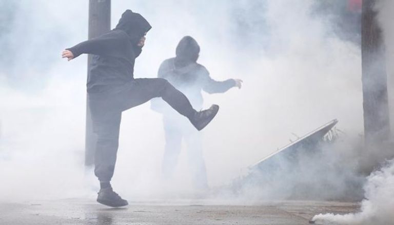 الشرطة الفرنسية تطلق الغاز المسيل للدموع على متظاهري السترات الصفراء