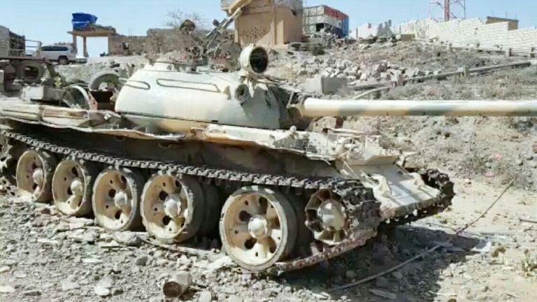 دبابة حوثية تم اعطابها في احدى غارات التحالف تهديدات الحوثيين ورقة إيرانية بدعم قطري