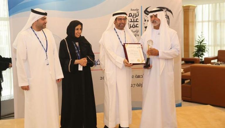 الدكتور علي راشد النعيمي يتسلم جائزة تريم وعبدالله عمران للصحافة الإلكترونية