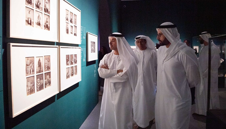 هزاع بن زايد خلال زيارته المعرض الفوتوغرافي في متحف اللوفر أبوظبي.