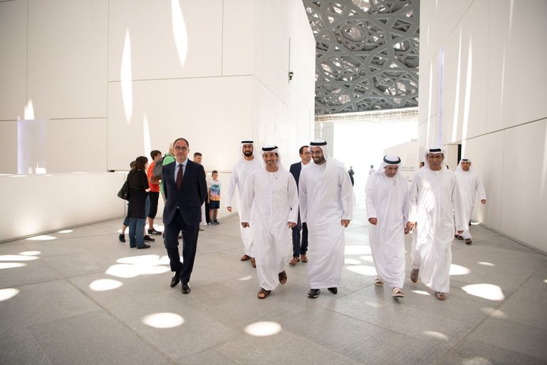 هزاع بن زايد خلال زيارته المعرض الفوتوغرافي في متحف اللوفر أبوظبي.