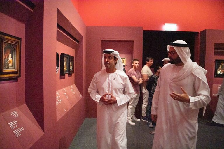 هزاع بن زايد خلال زيارته المعرض الفوتوغرافي في متحف اللوفر أبوظبي.