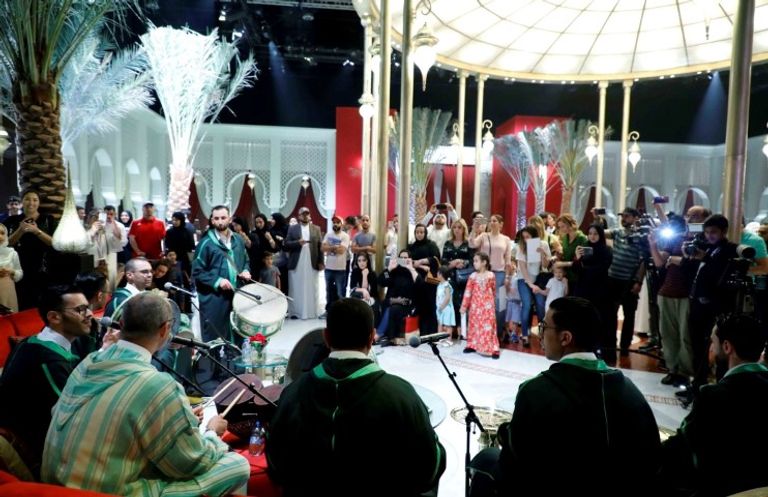 العروض ملأت المكان بعطر الشرق العريق