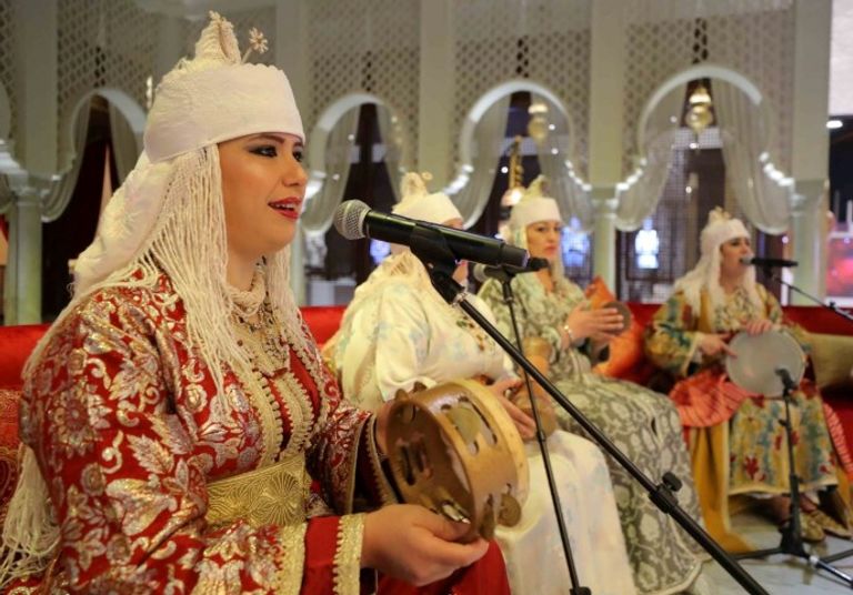 العروض ملأت المكان بعطر الشرق العريق