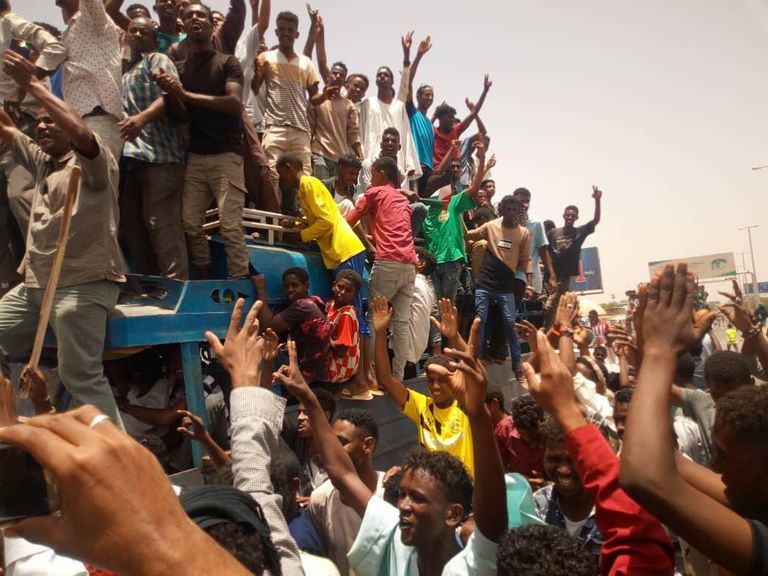 المحتجون يتوافدون على ساحة الاعتصام بالخرطوم